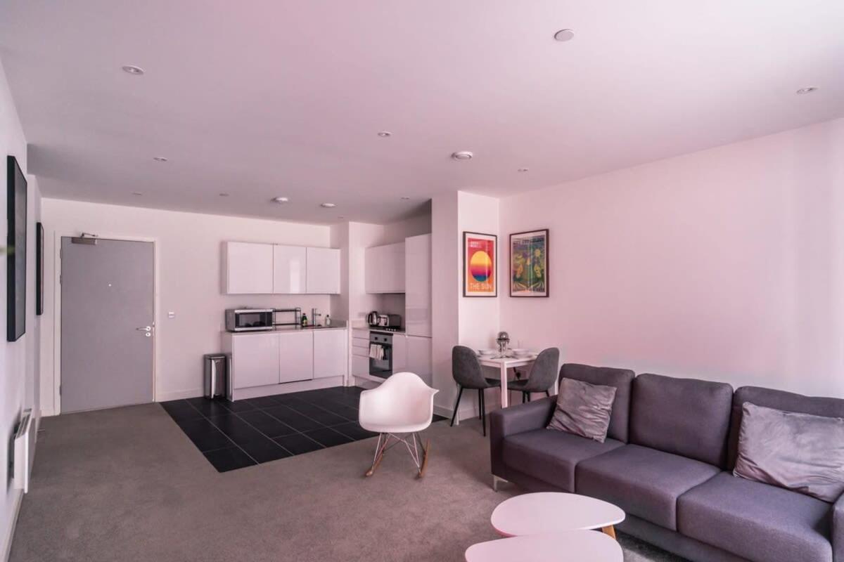 Spacious 1 Bed In Apartment